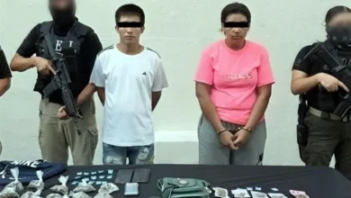 La autopsia determinó que la menor murió por una contusión profunda de abdomen; su madre y padrastro fueron localizados en Guadalupe y son investigados por feminicidio.