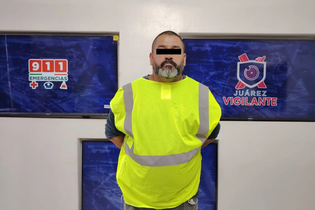Agentes municipales ubicaron al hombre en la colonia Plutarco Elías Calles y confirmaron el mandamiento judicial mediante el Sistema de Plataforma Juárez.