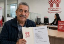 Trabajador consulta la edad límite para solicitar un crédito Infonavit en 2026