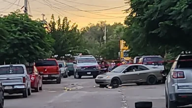 Atacan a pareja a bordo de un vehículo; hombre mu3re y mujer resulta lesi0n4da 5 Cruce de calles en la colonia El Sauzal donde una pareja fue atacada dentro de un vehículo