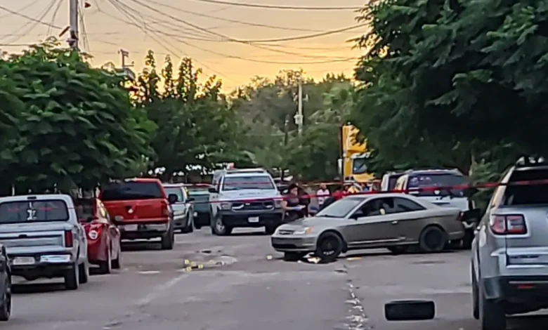 Atacan a pareja a bordo de un vehículo; hombre mu3re y mujer resulta lesi0n4da 1 Cruce de calles en la colonia El Sauzal donde una pareja fue atacada dentro de un vehículo