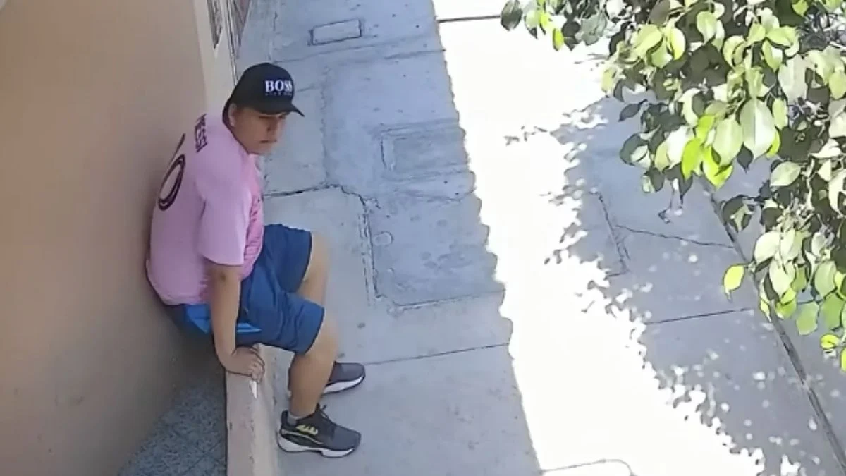 Joven camina por una banqueta antes de detenerse afuera de una vivienda en Torreón