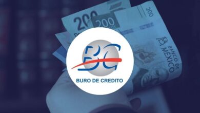 Qué deudas podrían borrarse del Buró de Crédito en septiembre de 2026 4 Persona revisando las deudas y registros incluidos en su historial del Buró de Crédito
