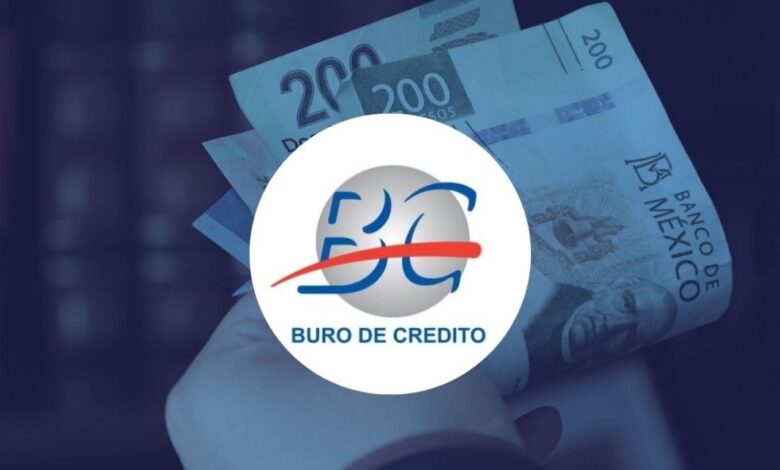Qué deudas podrían borrarse del Buró de Crédito en septiembre de 2026 1 Persona revisando las deudas y registros incluidos en su historial del Buró de Crédito