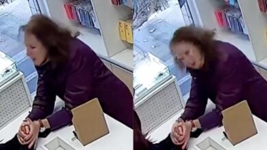 Video de mujer con comportamiento extraño en tienda y genera debate 2 Mujer frente al mostrador de una tienda de accesorios para celulares en Mendoza