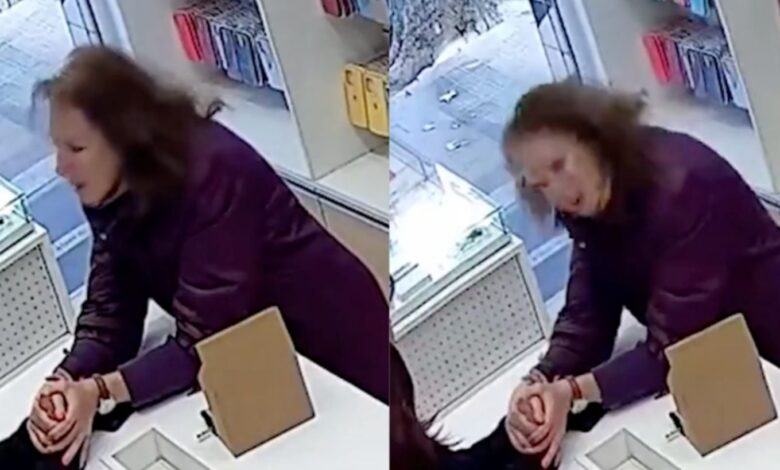 Video de mujer con comportamiento extraño en tienda y genera debate 1 Mujer frente al mostrador de una tienda de accesorios para celulares en Mendoza