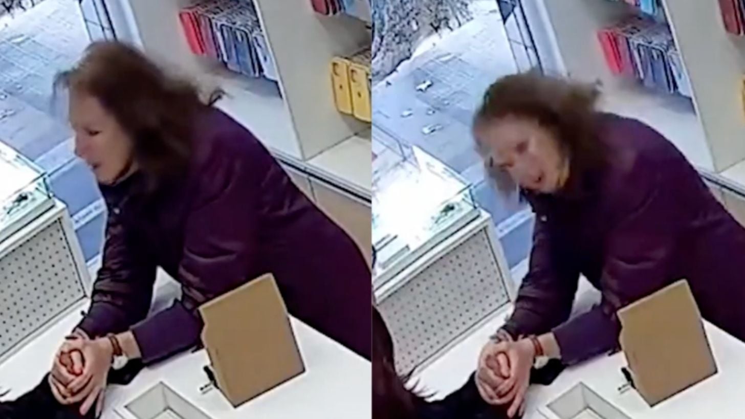 Mujer frente al mostrador de una tienda de accesorios para celulares en Mendoza