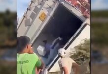 Rapiña termina mal: mujer recibe golpe en la cabeza mientras saqueaba tráiler volcado 7 Personas alrededor de un tráiler volcado durante un acto de rapiña en Villa de Reyes, San Luis Potosí