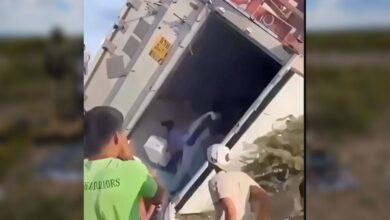 Rapiña termina mal: mujer recibe golpe en la cabeza mientras saqueaba tráiler volcado 2 Personas alrededor de un tráiler volcado durante un acto de rapiña en Villa de Reyes, San Luis Potosí