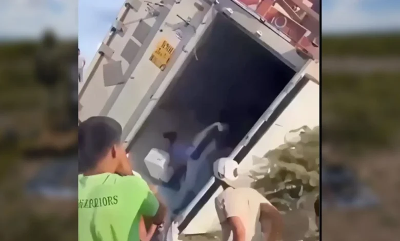 Rapiña termina mal: mujer recibe brutal golpe en la cabeza al saquear tráiler volcado 1