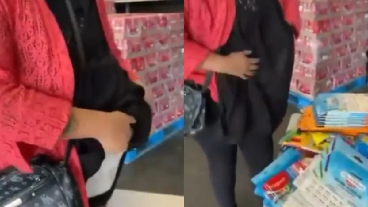 Mujer saca útiles escolares que llevaba ocultos entre su ropa