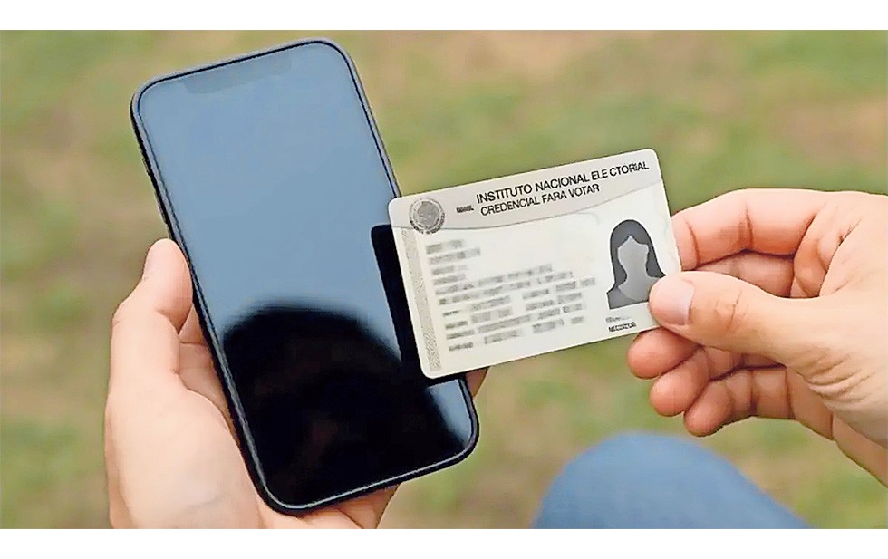 Teléfono celular durante el proceso de vinculación de una línea de prepago con la CURP