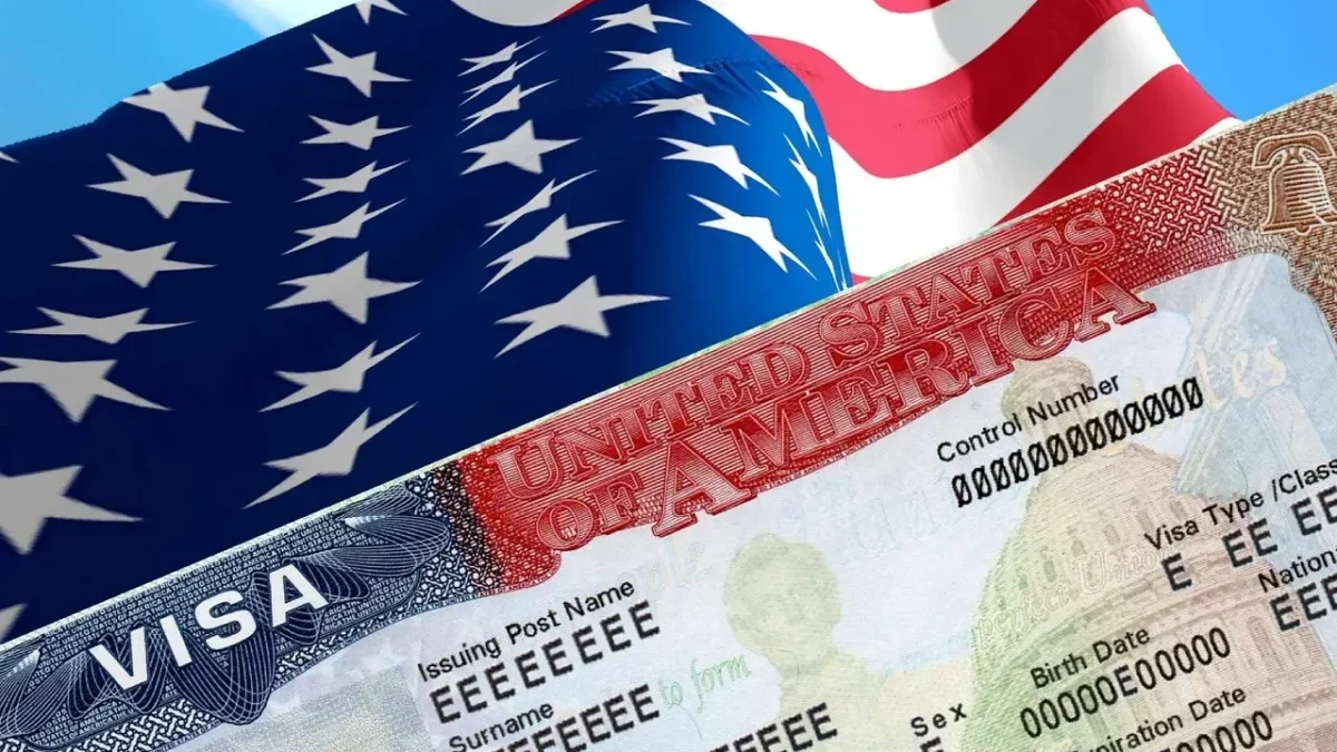 Visa de turismo de Estados Unidos junto a un pasaporte