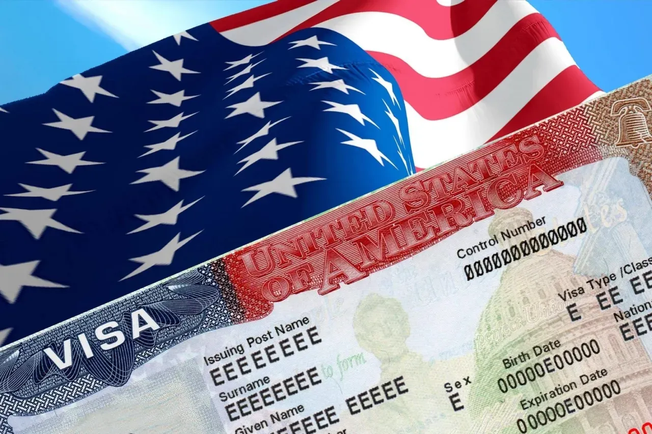 Pasaportes y visas de Estados Unidos bajo revisión migratoria