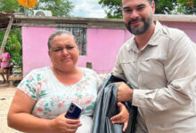 Diputado César Guerrero Alarcón durante la entrega de hule negro a familias de Ahome, Sinaloa