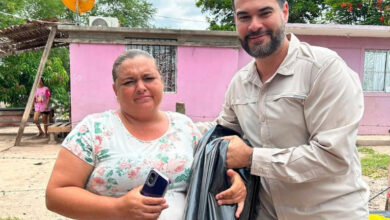 Pensé que era broma: diputado de Morena entrega hule negro por lluvias y desata burlas en redes sociales 2 Diputado César Guerrero Alarcón durante la entrega de hule negro a familias de Ahome, Sinaloa