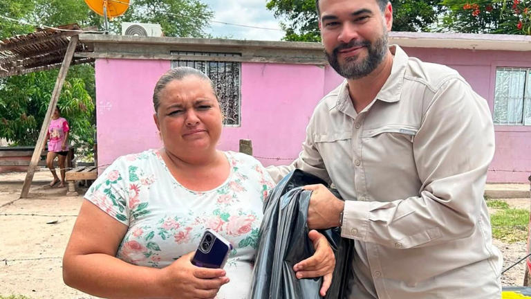 Pensé que era broma: diputado de Morena entrega hule negro por lluvias y desata burlas en redes sociales 1 Diputado César Guerrero Alarcón durante la entrega de hule negro a familias de Ahome, Sinaloa