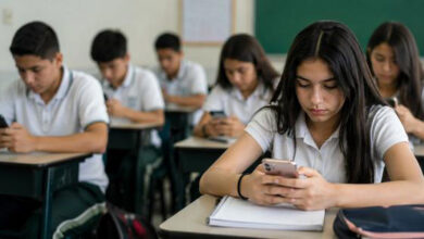 ¿Se prohibirán los celulares y tablets en las escuelas? SEP lo analizará 3 Estudiantes utilizan celulares y tablets dentro de un salón de clases