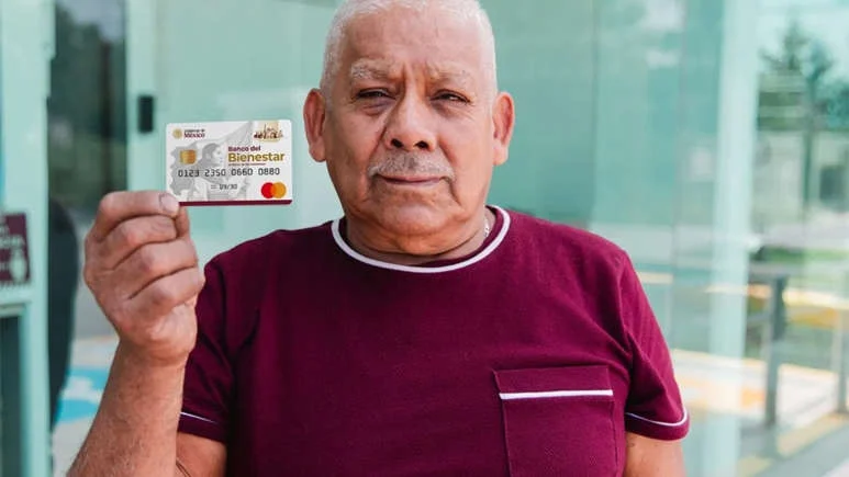 Persona adulta mayor consulta información sobre la Pensión para el Bienestar