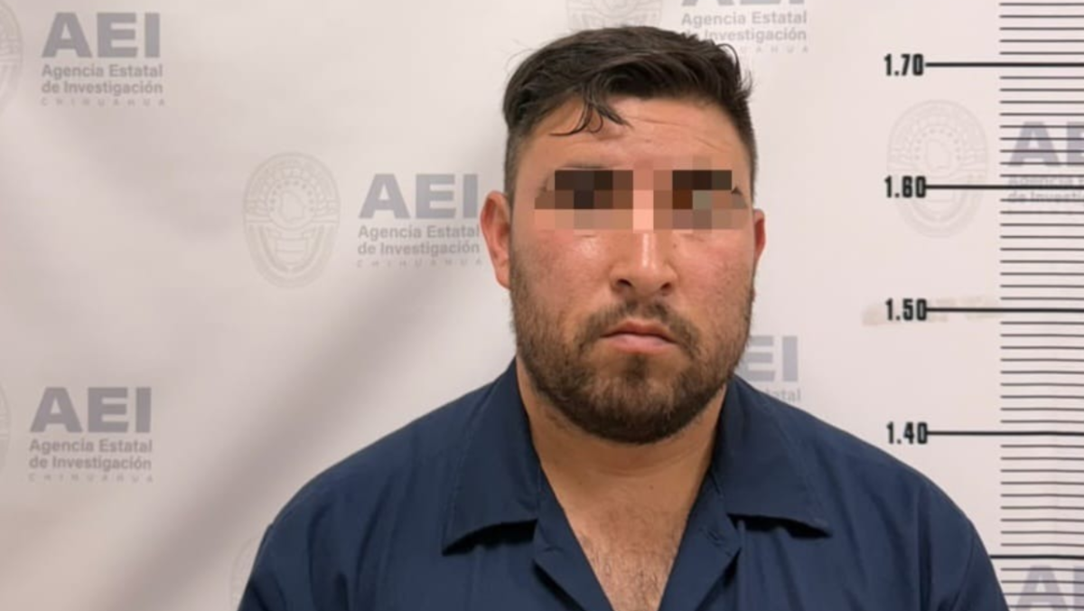 Agentes estatales durante la detención por incumplimiento alimentario en Chihuahua