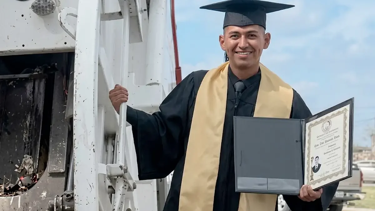José Israel Hernández con uniforme de recolector de basura tras graduarse de abogado
