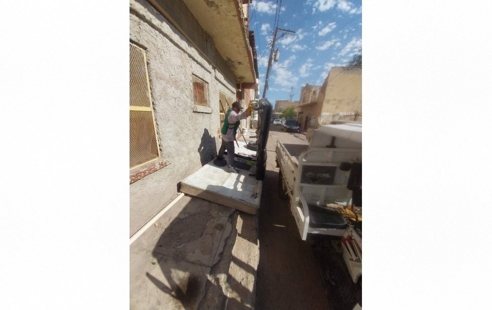 Cuadrilla municipal realiza labores de limpieza y retiro de tiliches en el Centro Histórico de Ciudad Juárez