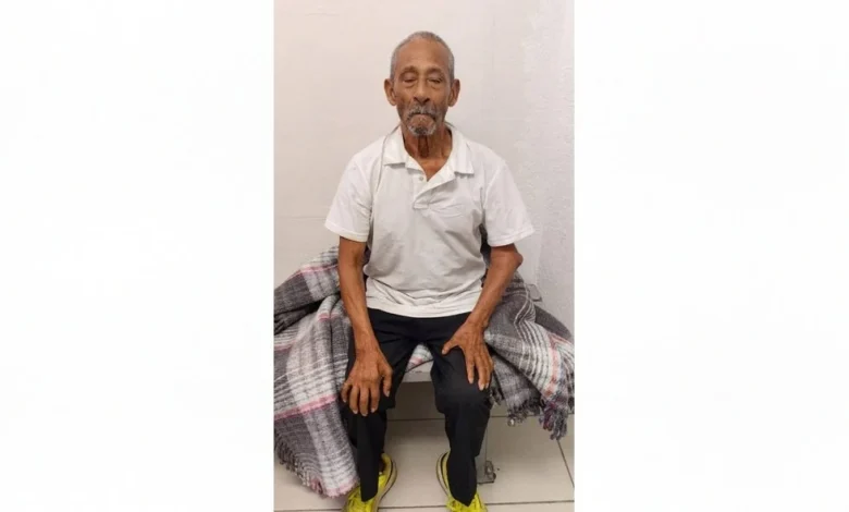 Encuentran a adulto mayor extraviado, ahora buscan a su familia 1