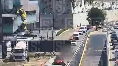 Filtran video: muere una mujer tras caída de estructura metálica sobre su vehículo 2