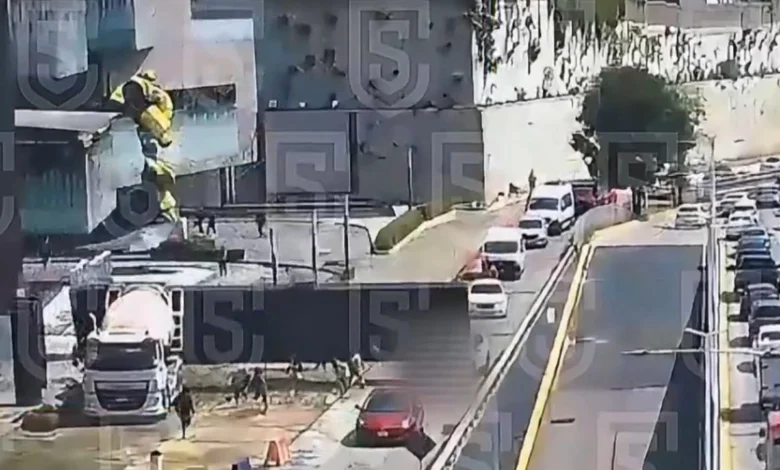 Filtran video: muere una mujer tras caída de estructura metálica sobre su vehículo 1