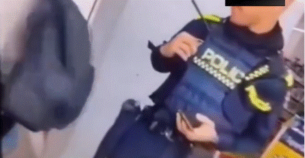 VIDEO: Mujer le t0c4 a Policía ahí y recibe criticas 2 La grabación muestra a un uniformado sorprendido por una persona mientras realizaba una intervención; el contexto exacto no ha sido confirmado.