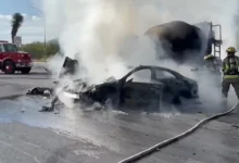 El camión impactó varios vehículos sobre Paseo de los Leones; un adolescente resultó lesionado y el conductor de la unidad pesada no fue localizado en el lugar.