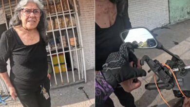 Abuelita se confunde de repartidor, lo insulta y le roba su celular 1 Un video difundido en TikTok muestra el momento en que una mujer reclama un paquete al trabajador equivocado y después le arrebata su teléfono; se desconoce el desenlace del incidente.