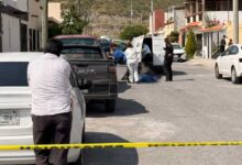 Paramédicos atienden el reporte de una joven inconsciente en una calle de Saltillo