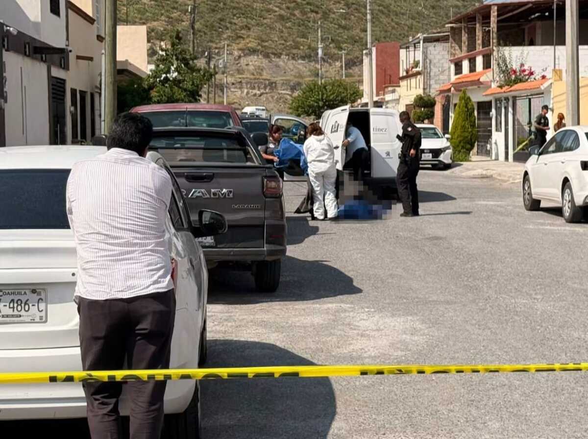 Paramédicos atienden el reporte de una joven inconsciente en una calle de Saltillo