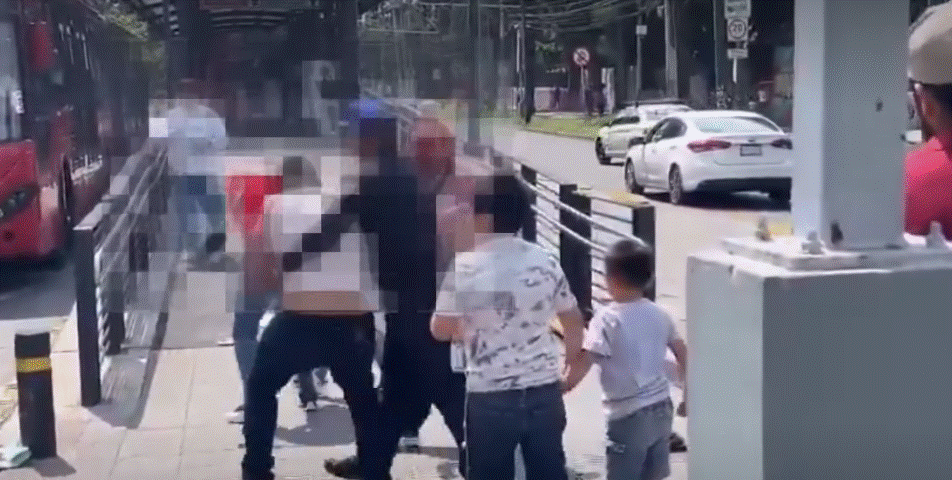 VIDEO: Parejas protagonizan pel34 frente a sus hijos 2 Parejas protagonizan pelea en estación del Metrobús
