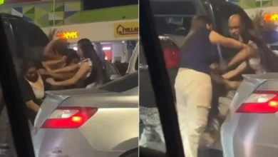 Captan pelea entre dos mujeres en estacionamiento de Plaza Sendero Las Torres 3 La discusión terminó en jaloneos y golpes; acompañantes de las involucradas y un conductor intentaron separarlas.