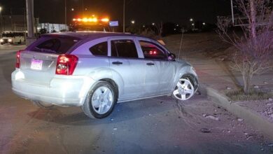 Fruta cae junto al freno y conductora ch0ca contra poste de la CFE 5 Camioneta Dodge Caliber accidentada contra un poste de la CFE en Ciudad Juárez