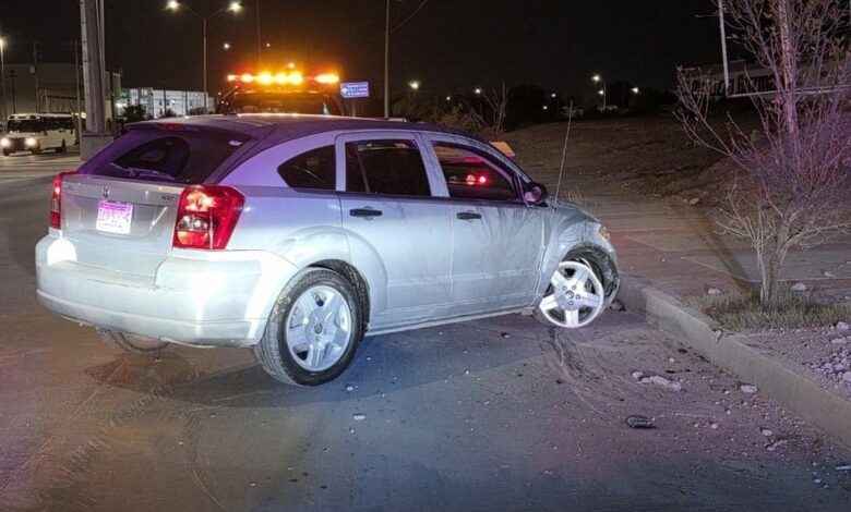 Fruta cae junto al freno y conductora ch0ca contra poste de la CFE 1 Camioneta Dodge Caliber accidentada contra un poste de la CFE en Ciudad Juárez