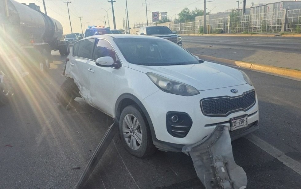 Vehículos involucrados en un choque sobre el bulevar Juan Pablo II en Ciudad Juárez