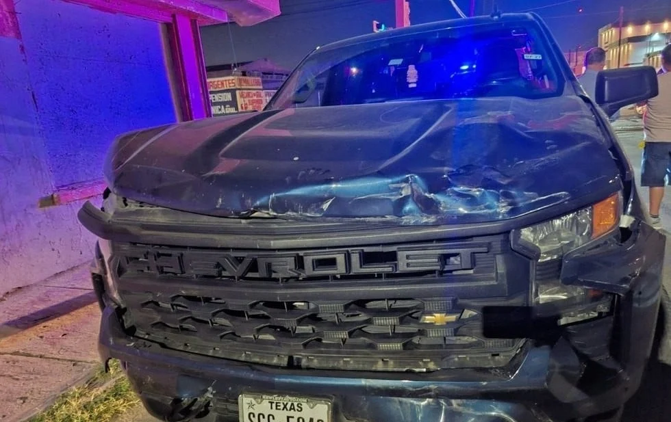 Camionetas involucradas en un choque en avenida De los Insurgentes y 5 de Mayo de Ciudad Juárez