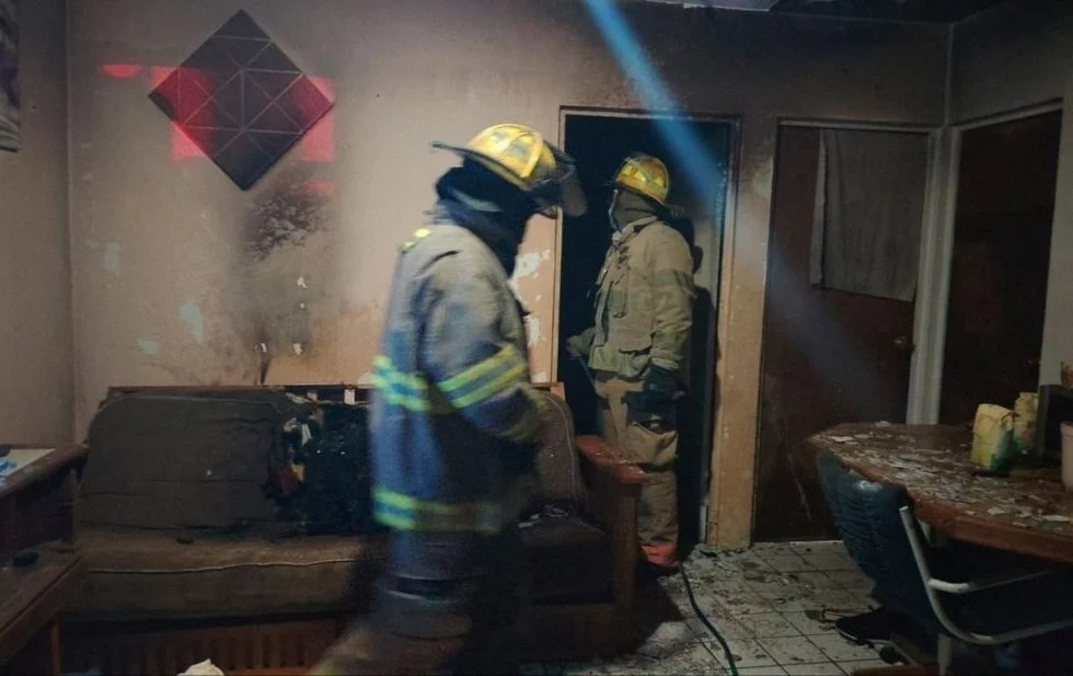 Bomberos atienden el incendio de una vivienda en Ciudad Juárez