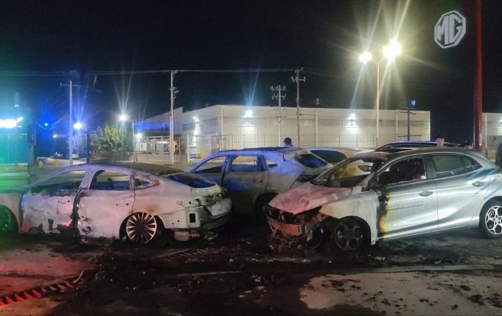 Agencia automotriz de Ciudad Juárez donde investigan el incendio de cuatro autos
