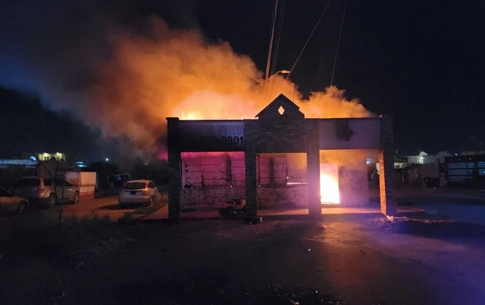 Bomberos atienden el incendio de una bodega abandonada en la colonia El Papalote
