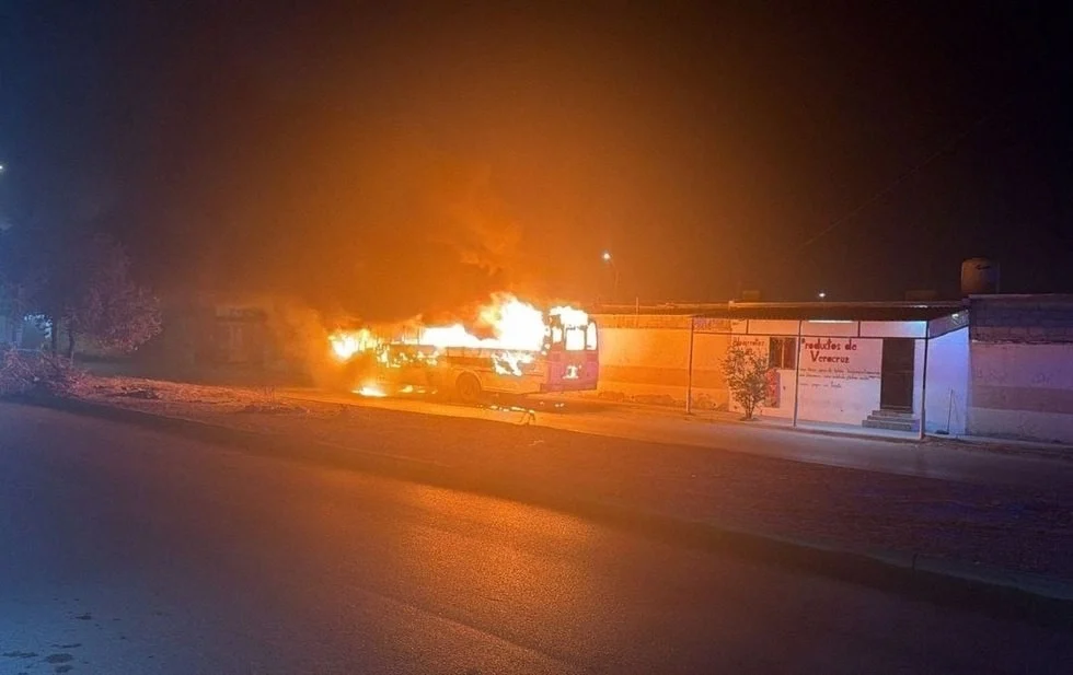 Camión de transporte de personal dañado por un incendio en Parajes del Sur