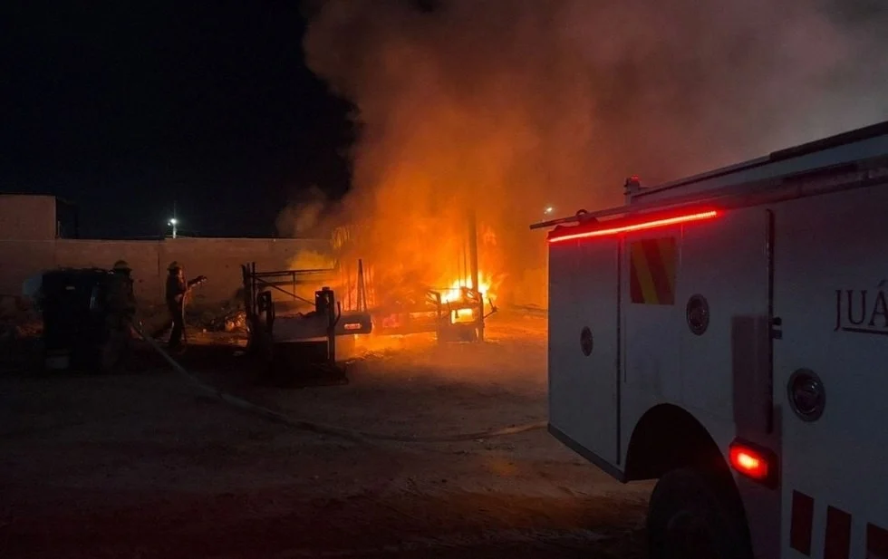Camionetas dañadas por un incendio en la colonia Valle Dorado de Ciudad Juárez