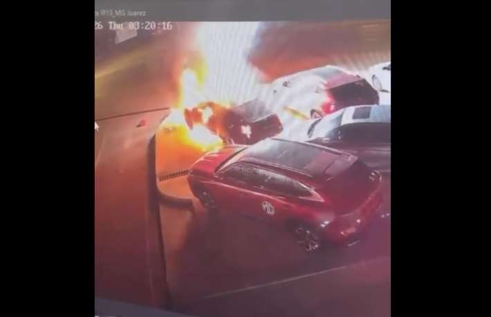 Vehículo incendiado en una agencia automotriz de Ciudad Juárez