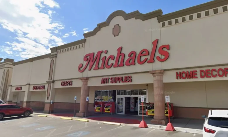 El sospechoso fue señalado por acercarse a varias mujeres dentro de una tienda sobre George Dieter Drive y escapar antes de la llegada de las autoridades.
