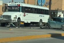 Ch0qu3 de camión y automóvil en Boulevard Zaragoza y Durango 3 Camión de transporte y automóvil compacto involucrados en un choque en el bulevar Zaragoza y la calle Durango