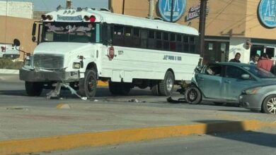 Ch0qu3 de camión y automóvil en Boulevard Zaragoza y Durango 3 Camión de transporte y automóvil compacto involucrados en un choque en el bulevar Zaragoza y la calle Durango