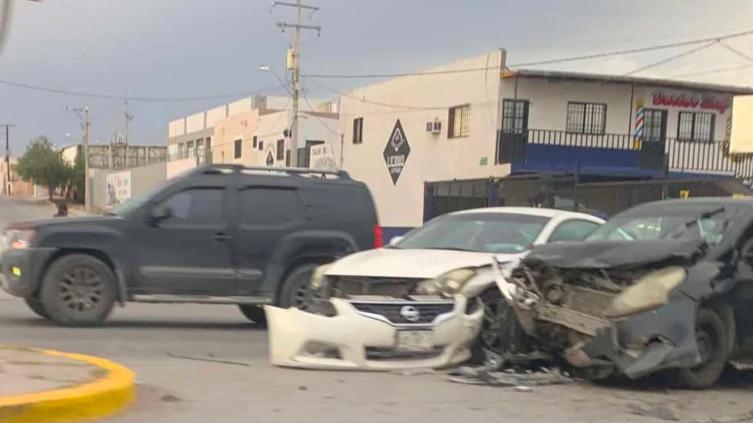 Fuerte ch0qu3 deja dos vehículos con daños en la avenida Carlos Amaya 1 Vehículos con daños tras un choque en la avenida Carlos Amaya de Ciudad Juárez